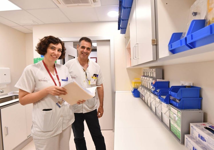 Los responsables de la nueva unidad, la enfermera Paula Ruiz y el jefe de Oncología de La Arrixaca, José Luis Alonso.