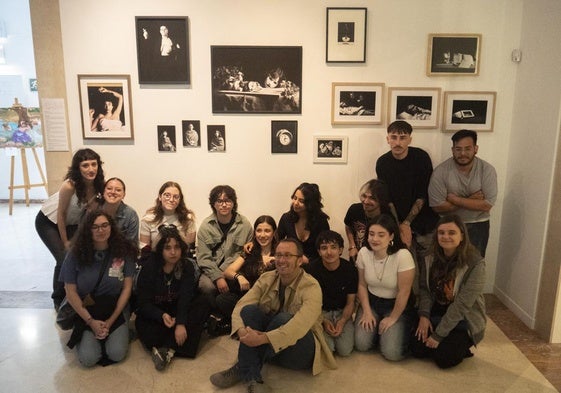 Fotografía de familia de los estudiantes de la Escuela de Arte que asistieron al Mubam.