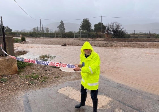 Un agente bloquea el acceso en la rambla del Molino ante la avenida por las lluvias del pasado marzo.