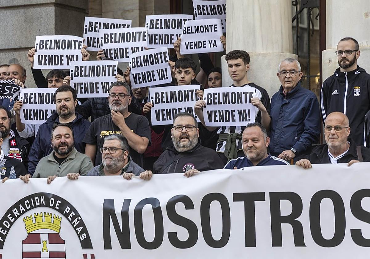 Peñistas, aficionados y abonados del Efesé, ayer, protestan en la puerta del Palacio Consistorial.