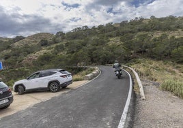 Un motorista circula por una curva de la carretera arreglada.