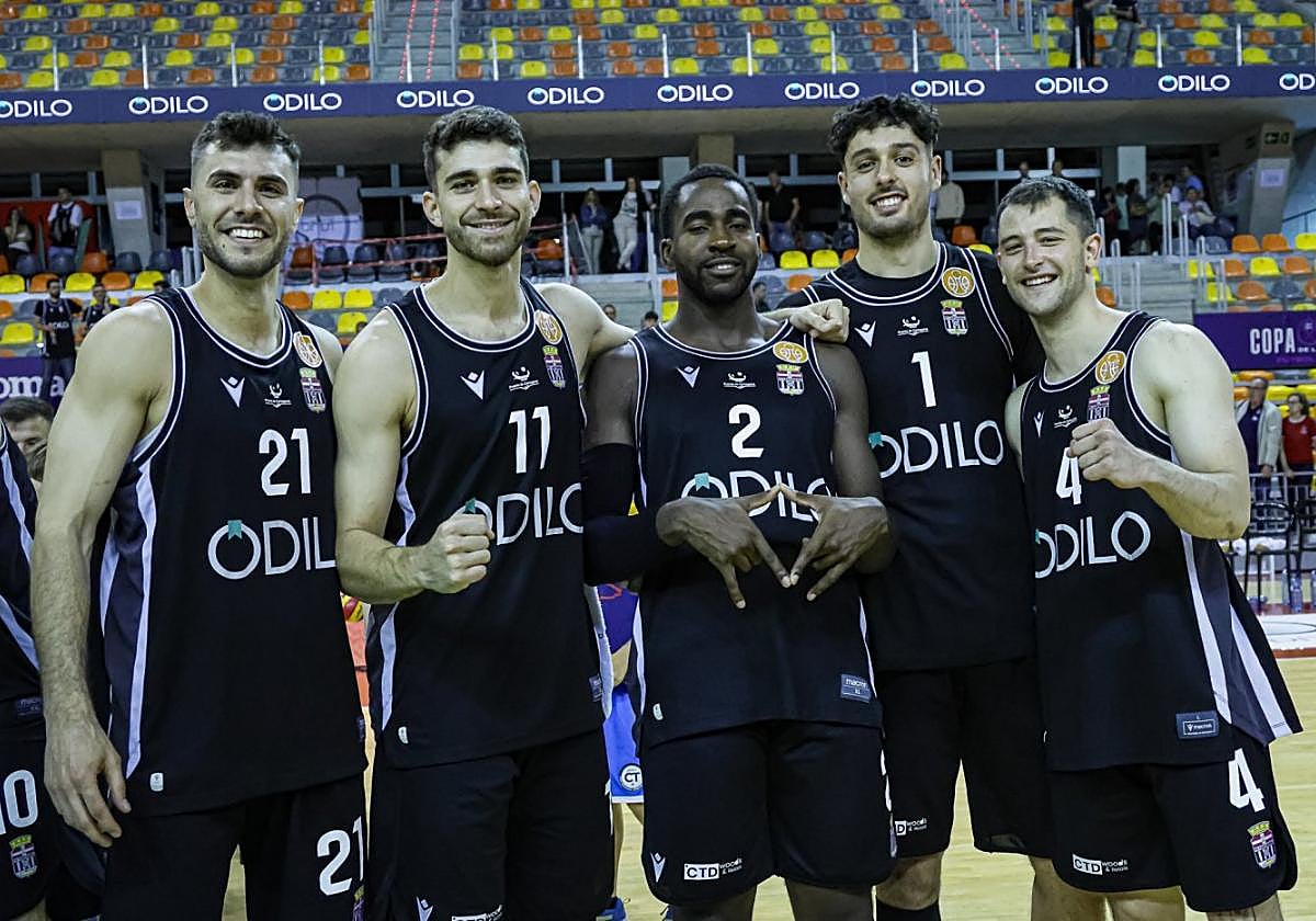 Los cinco supervivientes del ascenso a Primera FEB, Álex Jordá, Jordan Rogers, Sediq Garuba, Asier González y Gerard Blat, celebran el pase a la fase de ascenso.