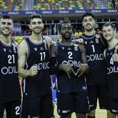 Los cinco supervivientes del ascenso a Primera FEB, Álex Jordá, Jordan Rogers, Sediq Garuba, Asier González y Gerard Blat, celebran el pase a la fase de ascenso.
