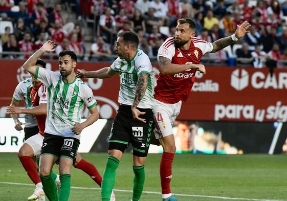 Esteban Saveljich, defensa del Real Murcia, remata un balón aéreo en el partido ante el Antequera.
