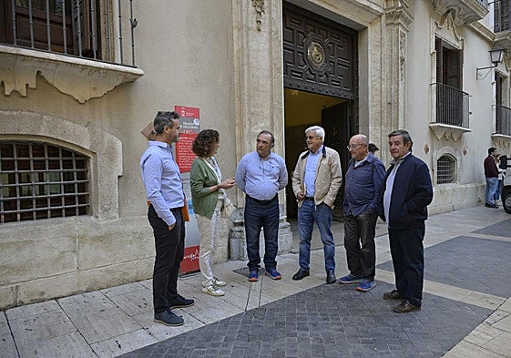 Representantes de varios colectivos vecinales de Cabo de Palos, este viernes ante la CHS.