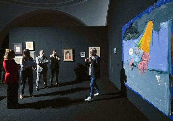 Nacho Ruiz y Carolina Parra guiaron por la muestra a Carmen Conesa, Juan Antonio Lorca Sánchez y Manuel Cebrián, en la inauguración.