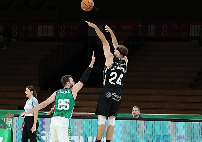 Un momento del partido disputado este viernes por la noche.