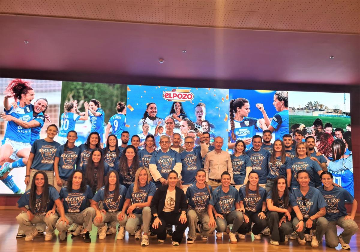 Los integrantes del Alhama junto al equipo directivo de la empresa de alimentación.