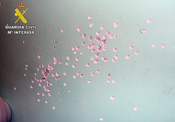 La pared de una de las viviendas marcada por los disparos.