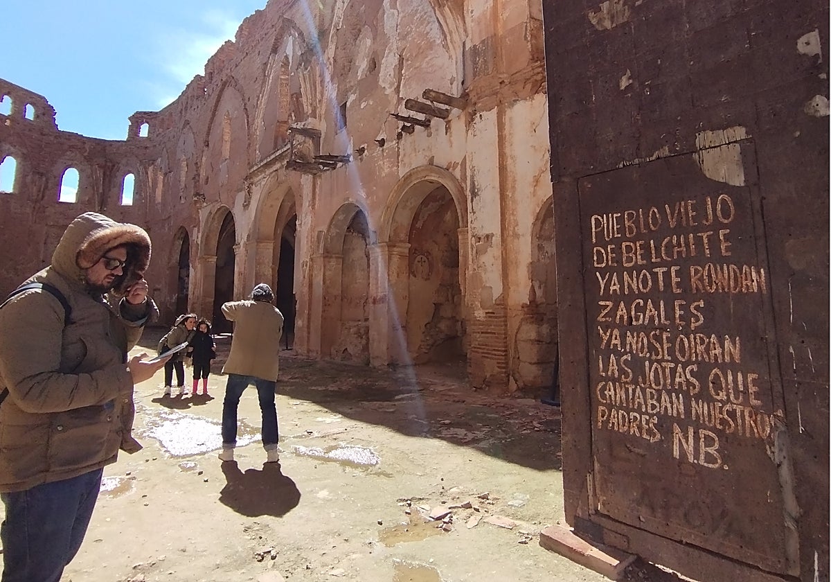 Iglesia de San Martín de Tours, ejemplo de arquitectura del gótico mudéjar aragonés, nunca fue restaurada. Fue un refugio y hospital durante la Guerra Civil española. En la puerta aparece escrita la letra de la jota compuesta por Natalio Baquero.