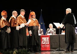 Uno de los momentos en los que Lamo de Espinosa y Pimentel eran investidos como doctores 'honoris causa' en el Teatro Circo de Orihuela.