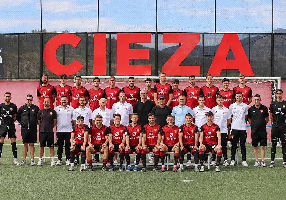 Foto de familia del CD Cieza, este jueves, sobre el césped de La Arboleja.