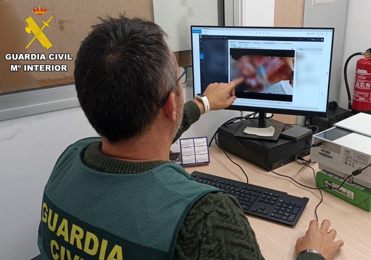 Un agente analizando una de las grabaciones obtenidas.