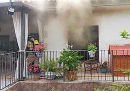 Los bomberos, este sábado, trabajando en el incendio de la vivienda.