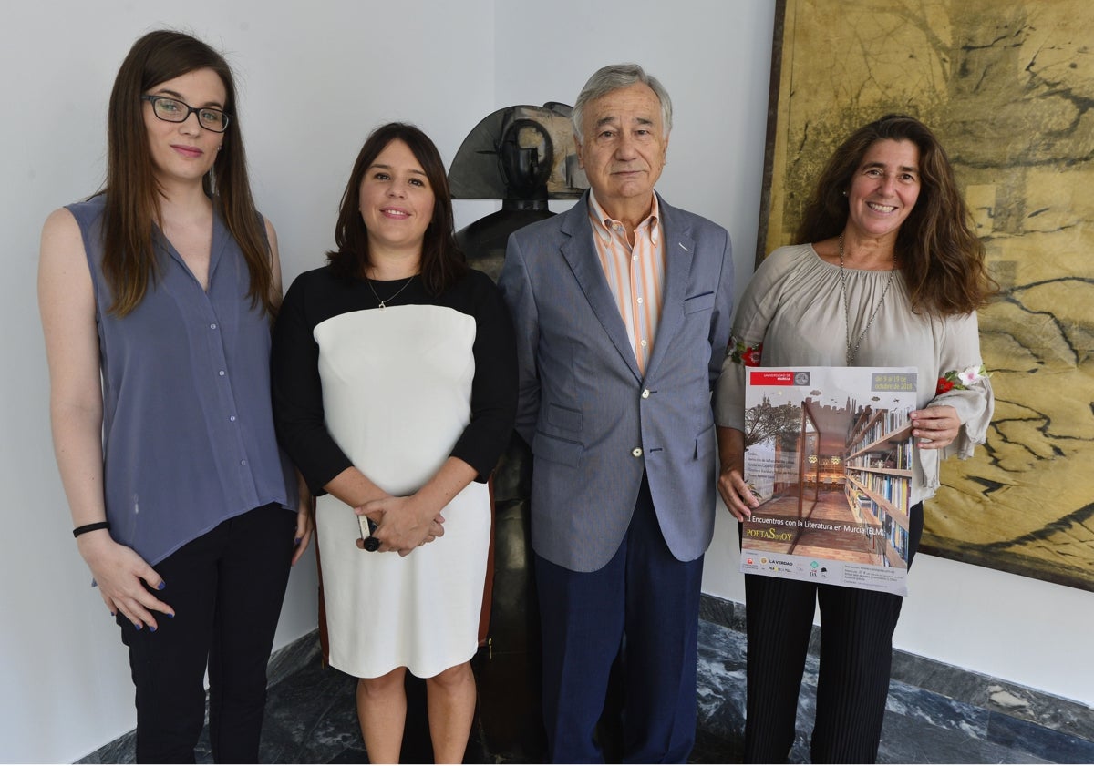 Imagen principal - Distintas imágenes de la carrera de Manuel Martínez Arnaldos. En la superior, con Sandra Mendoza y dos de las alumnas a las que dirigió tesis: Carmen Pujante Segura y Consuelo Mengual Bernal. En otra, con José Luis Molina, en la presentación del libro dedicado a José Musso. Y en detalle, en su nombramiento como académico correspondiente en el pasado mes de febrero, junto a Ángel Campos y Noelia Ibáñez.