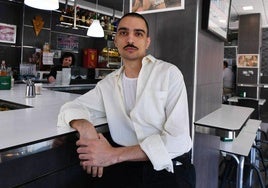 Joseluis posa para LA VERDAD en el bar de Murcia Hermanos Romero.