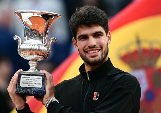 Carlos Alcaraz posa, este domingo, con el trofeo en Roma.
