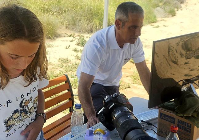 Juan Cánovas descargando las fotos que se imprimirán para el montaje final, en manos éste de su hija Marina.