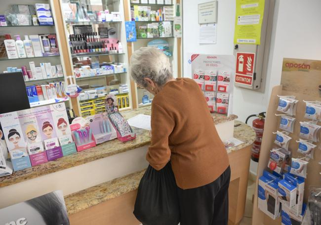 Una vecina firma la petición.