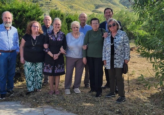 De izquierda a derecha: José Ignacio Manteca, María Luisa Conesa, Antonio G. Molina, Isabel Prieto, Pilar Juárez, Ramón Navia-Osorio, María Martínez, Antonio García y Teresa Balsalobre, de fondo el Cabezo de los Calzones.