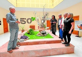 Antonio Rubio, director del Teléfono de la Esperanza en la Región de Murcia, da indicaciones a los voluntarios Lola Pérez, José Antonio Fernández, Pilar Giménez y Liria Ropero.
