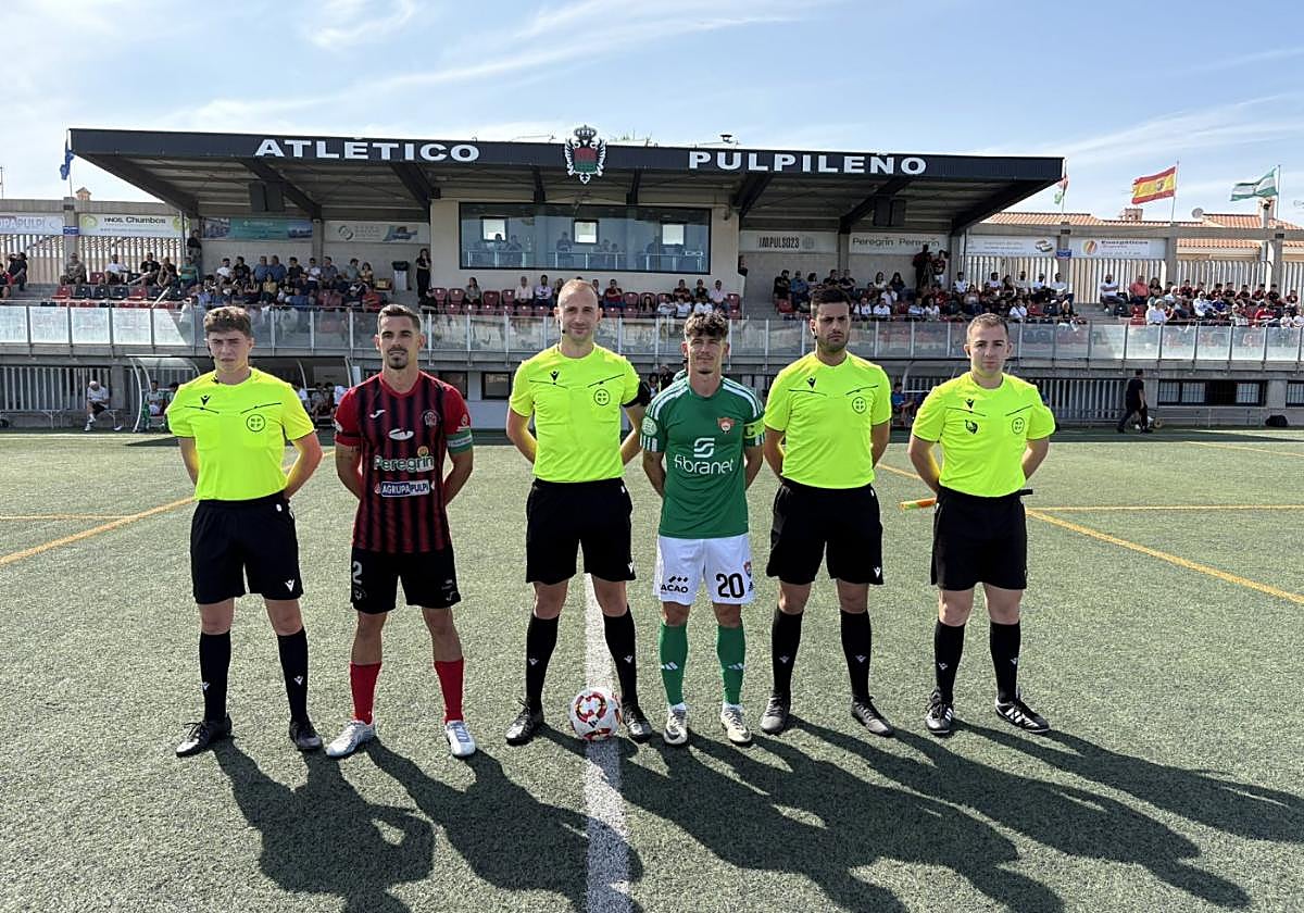 Los capitanes del Pulpileño y el Cieza en el sorteo inicial.