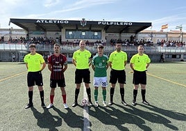 Los capitanes del Pulpileño y el Cieza en el sorteo inicial.
