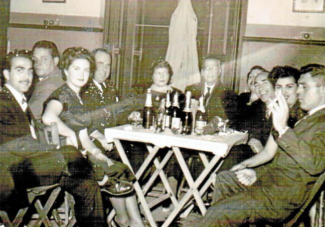 Asistentes a una de las fiestas celebradas en el casino a comienzos del siglo XX.