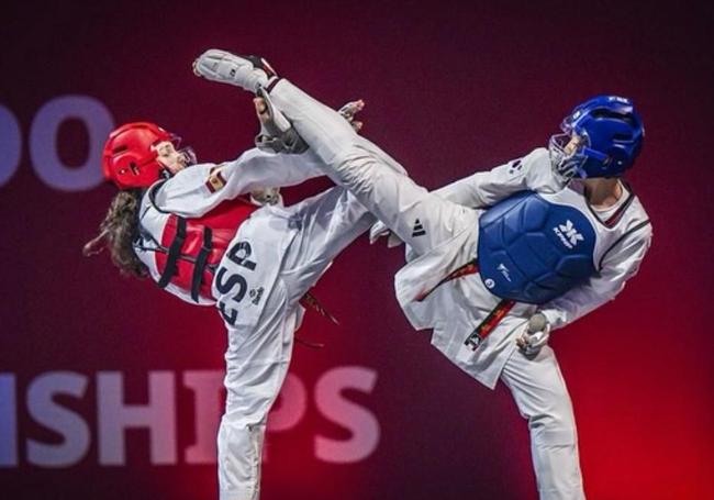 La murciana (i), durante un combate en el Campeonato del Mundo.