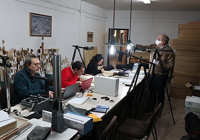 Investigadores en el Archivo Histórico Municipal de Linares.