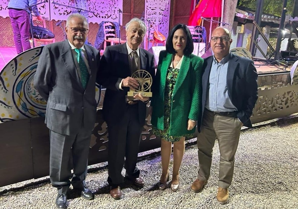 Imagen principal - Reconocimiento a Arnaldos de la revista 'Cangilón'. En otras imágenes, con su esposa, Antoñita, en Italia, y con el alcalde Ballesta, entonces rector de la Universidad de Murcia.