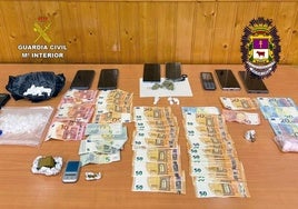 Gran cantidad de dinero en efectivo y drogas decomisadas durante la operación.
