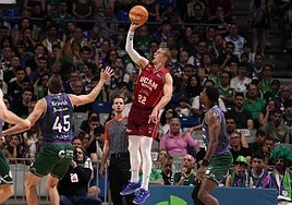 Hakanson lanza a canasta.