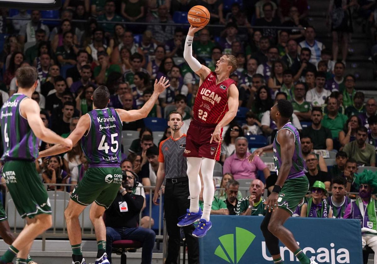 Hakanson lanza a canasta.