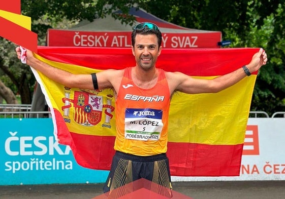 Miguel Ángel López posa con la bandera española este domingo.