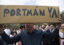 Un hombre sujeta un cartel en protesta por la decisión del Ministerio en la manifestación celebrada el pasado abril.