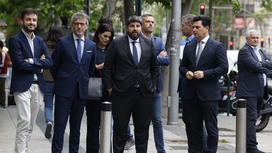 Fernando López Miras (c), en su llegada a la reunión de la Junta Directiva Nacional del partido que se celebra este lunes en Madrid.