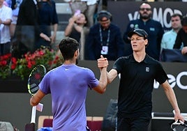 Carlos Alcaraz y Jannik Sinner se dan la mano tras el triunfo del murciano, ayer, en Foro Itálico de Roma.