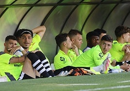 El medio cartagenero Carmelo, en primer término, junto a Pablo Cuñat, este sábado durante el partido contra el Tenerife en el banquillo local del Cartagonova.