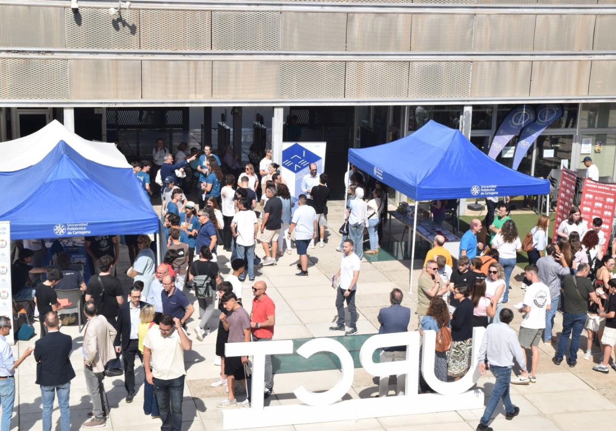 Preuniversitarios y sus familiares pudieron conocer desde dentro la Univeridad Politécnica.