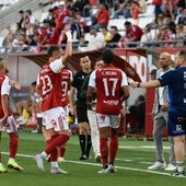 Los jugadores del Real Murcia reciben instrucciones de Fran Fernández en el duelo ante el Villarreal en el Enrique Roca.