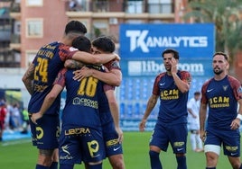 Los jugadores del UCAM, tras hacer el 3-1 al Fabril.