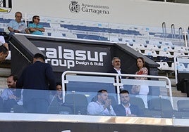 José Luis Castellano, dueño de Inmohogares, de pie, observando a dos directivos del Tenerife, el pasado sábado en el palco.
