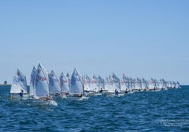 Salida de una de las pruebas del sábado de la Copa de España de optimist 2025 celebrada en Los Alcázares.
