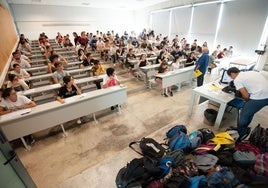 Estudiantes se preparan para un examen en una imagen de archivo.