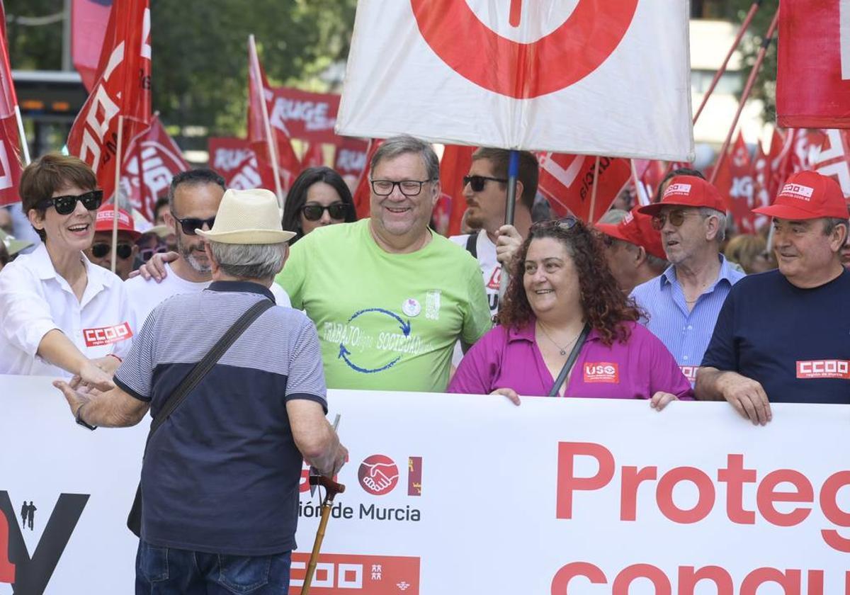 Teresa Fuentes, a la izquierda, y Santiago Navarro, a la derecha, en la manifestación del pasado Primero de Mayo en Murcia.