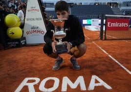 Carlos Alcaraz, sobre la tierra batida de Roma, besa el título de campeón del Masters 1000 disputado el pasado domingo en la capital italiana.
