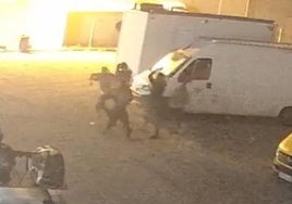 El momento de la agresión mortal, grabado por una cámara de seguridad.