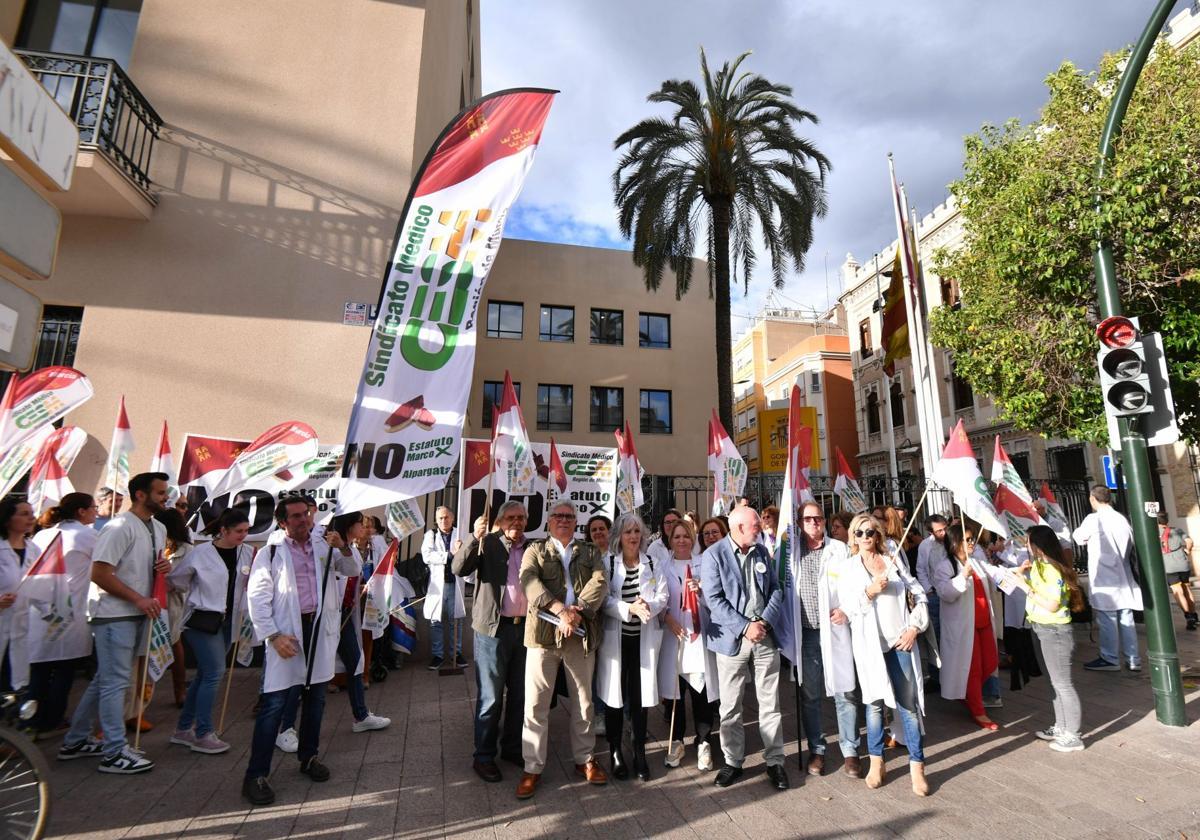 El sindicato médico reclama que se aclare cuáles son los servicios mínimos de los mir de la región en la huelga | la verdad