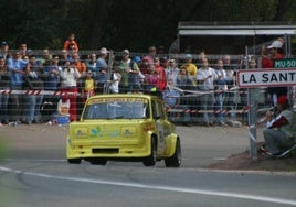 Un coche compite en el rally de La Santa de Totana, en una imagen de archivo.
